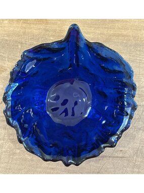 Blenko Glass Cobalt Blue Handcrafted Art Glass 7" Cabbage Leaf Bowl w/ Label